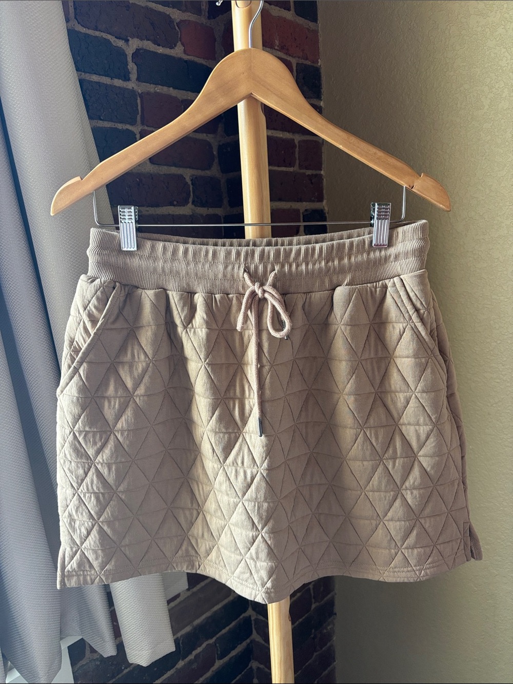 entro Quilted Drawstring Mini Skirt in Taupe Size L